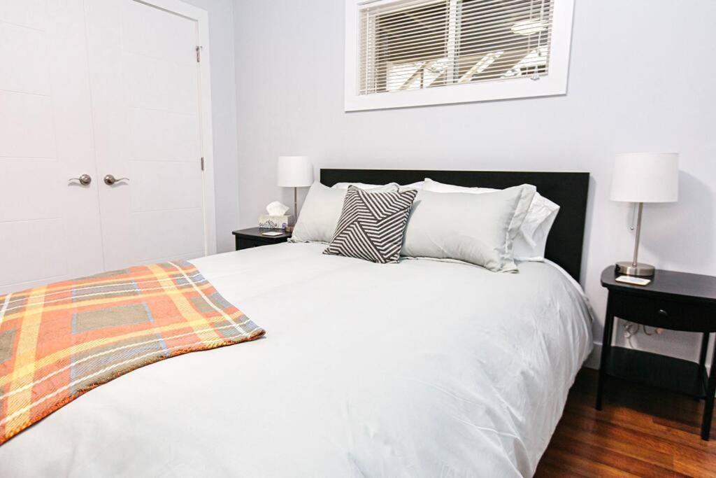 Esquimalt Lagoon Life Apartment